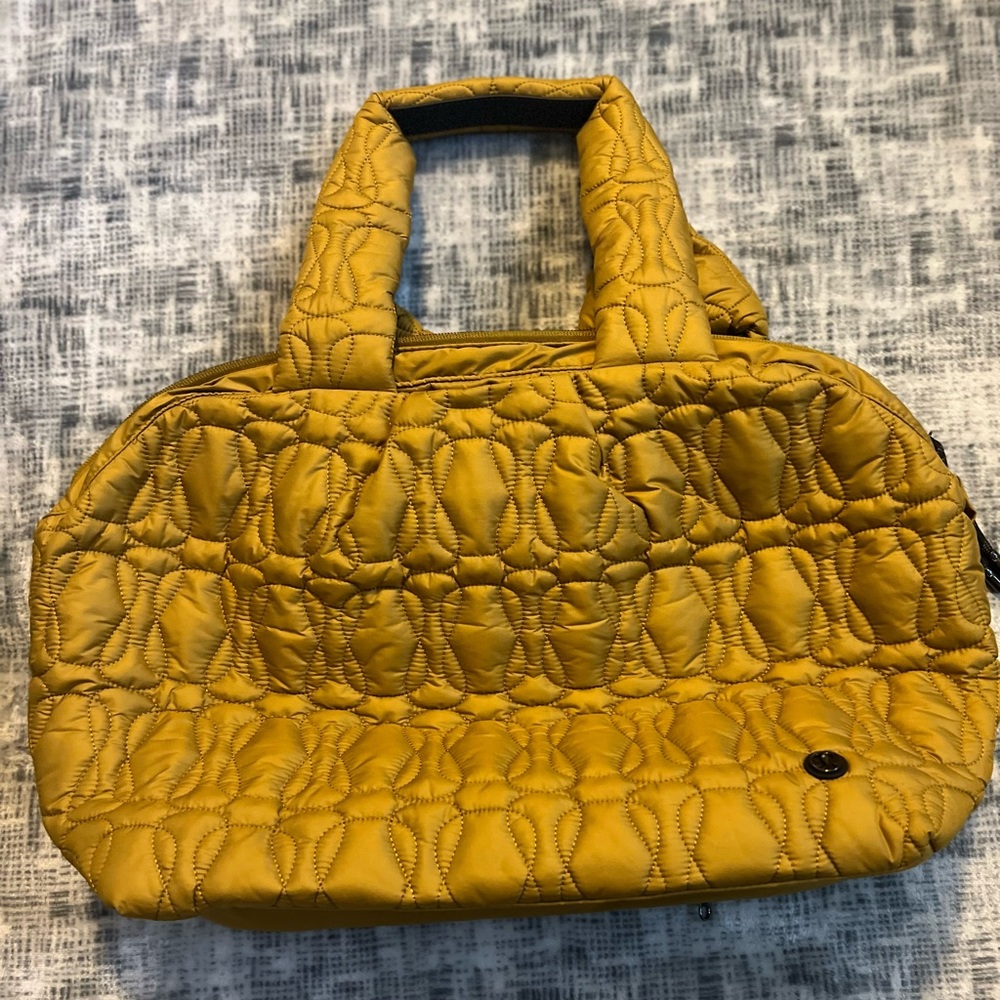 Lululemon Quilted Embrace Tote Bag 20L. Gold Spice colour. New without tags.